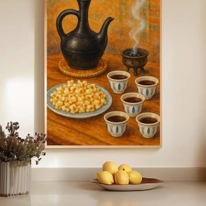K&ouml;nnte beinhalten: Gerahmtes Gem&auml;lde, das eine Kaffezeremonie zeigt. Eine schwarze Kaffeekanne steht auf einer gewebten Matte, mit kleinen Kaffeetassen, einem Teller Popcorn und einem rauchenden R&auml;uchergef&auml;&szlig;. Das Gem&auml;lde steht auf einem Holztisch.