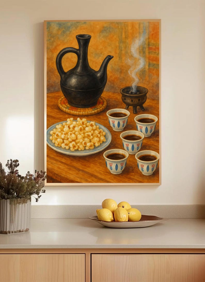K&ouml;nnte beinhalten: Gerahmtes Gem&auml;lde, das eine Kaffezeremonie zeigt. Eine schwarze Kaffeekanne steht auf einer gewebten Matte, mit kleinen Kaffeetassen, einem Teller Popcorn und einem rauchenden R&auml;uchergef&auml;&szlig;. Das Gem&auml;lde steht auf einem Holztisch.