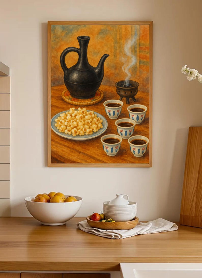 K&ouml;nnte beinhalten: Gerahmtes Gem&auml;lde einer Kaffezeremonie. Eine schwarze Kaffeekanne steht auf einer gewebten Matte, mit kleinen Tassen, Popcorn und einem rauchenden R&auml;uchergef&auml;&szlig;. Eine Sch&uuml;ssel mit Obst und anderen Servierschalen befinden sich im Vordergrund.