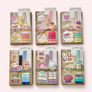 Pode incluir: Seis presentes embrulhados com um tema de lista de leitura. Cada presente &eacute; embrulhado em papel castanho e decorado com autocolantes coloridos, fita washi e uma caneta. Os autocolantes apresentam designs relacionados com livros e frases como "Prefiro ler" e "Vamos ler".