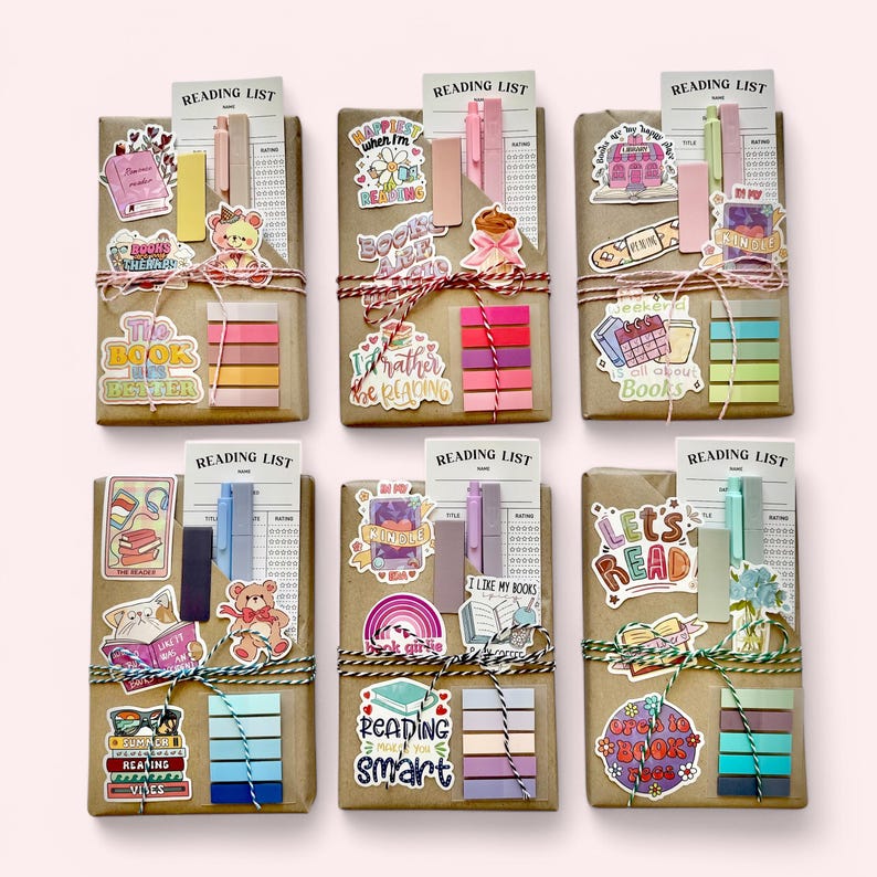 Pode incluir: Seis presentes embrulhados com um tema de lista de leitura. Cada presente &eacute; embrulhado em papel castanho e decorado com autocolantes coloridos, fita washi e uma caneta. Os autocolantes apresentam designs relacionados com livros e frases como "Prefiro ler" e "Vamos ler".
