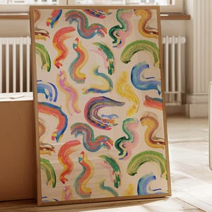 Può includere: Un'opera d'arte da parete rettangolare incorniciata con un motivo ripetitivo di pennellate curve e colorate nelle tonalità dell'arancione, rosa, giallo, verde e blu su uno sfondo color crema, presentata con un orientamento verticale.