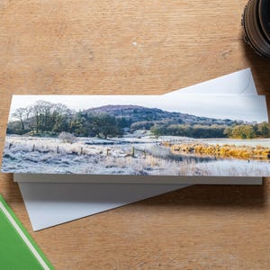 パノラマ グリーティング カード、湖水地方の凍てつくブラセイ川。感動的な引用文が書かれた空白のカード。