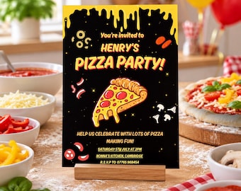 Puede incluir: Una tarjeta de invitación rectangular negra con gráficos de borde amarillo que gotean. Presenta una ilustración de una porción de pizza, pepperoni y el texto: You're invited to HENRY'S PIZZA PARTY! HELP US CELEBRATE WITH LOTS OF PIZZA MAKING FUN! SATURDAY 5TH JULY AT 2PM NONNA'S KITCHEN, CAMBRIDGE R.S.V.P TO 07765 968454.