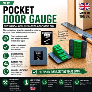 Pode incluir: Uma ferramenta de instalação e inspeção de portas Pocket Door Gauge com blocos escalonados cinzentos e verdes com medidas em relevo de 3mm, 4mm, 8mm, 10mm, 15mm, 18mm e 20mm. A ferramenta inclui etiquetas como Undercut Pro e Precision Door Setting Made Simple.