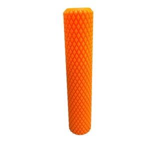 Könnte beinhalten: Hellorangefarbenes, zylindrisches Objekt mit einer Diamantmustertextur. Das Objekt hat eine einfarbige Farbe und steht aufrecht vor einem weißen Hintergrund. Das Objekt scheint ein Griff zu sein.