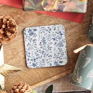 Ensemble de sous-verres floraux bleus champêtres français, décoration toile de Jouy de fleurs sauvages, cadeau cottagecore, accent Grand millénaire vintage