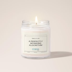 Puede incluir: Una vela blanca en un tarro de vidrio con una etiqueta que dice "Smells Like A Perfectly Working Algorithm" con un botón "OK".