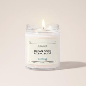 以下が含まれることがあります： 「Smells Like Clean Code & Zero Bugs」と書かれたラベルが付いたガラス瓶に入った白いキャンドル。ラベルには、「OK」と書かれた青いボタンと、それを指す矢印があります。