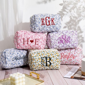Personalisierte Schminktasche mit Blumenmuster, Bestickter Name für Brautjungfern-Schminktasche, Kosmetiktasche aus Baumwolle, Geschenk für Sie, Junggesellinnenabschied, Geburtstag