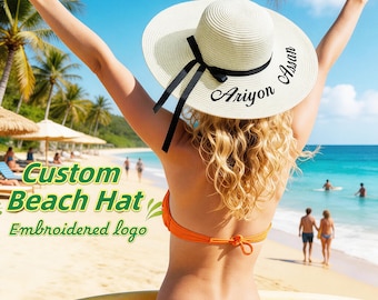 Pode incluir: Uma mulher na praia usando um biquíni laranja e um chapéu de praia branco personalizado com uma fita preta e o nome "Ariyon Assan" bordado. O chapéu faz parte de uma coleção "Custom Beach Hat" com um logotipo bordado.