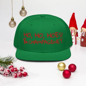 Ho, Ho, Hoes and Champageney Zielono-czerwona czapka świąteczna | trwała i haftowana czapka typu snapback dla niego i dla niej | Oryginał SommArt