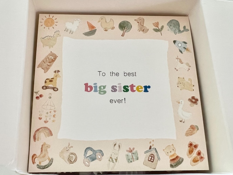 Może przedstawiać: Kartka z kolorową ramką z ilustracjami zwierząt i przedmiot&oacute;w. Na kartce napisano "To the best big sister ever!"