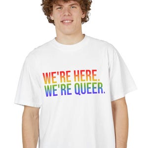 Pride Statement T-Shirt, Wir sind hier, wir sind Queer, LGBTQ + Shirt, Queer Tee, Rainbow Pride Tee, Support Equalität, Lesben, Schwule, Bi, Trans, Verbündete