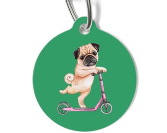 Etiqueta de identificación para mascotas personalizable con diseño de carlino en patinete