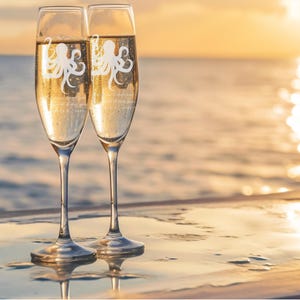 Gepersonaliseerde gegraveerde champagneglazen met een octopus, een romantisch gezegde en een aangepaste datum