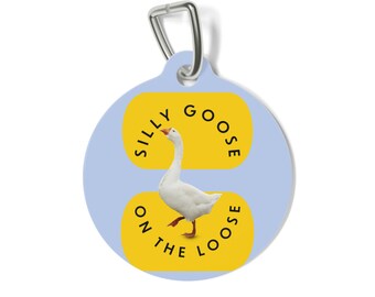 Targhetta identificativa personalizzata "The Silly Goose", targhetta divertente per cani, targhetta personalizzata per gatti, targhetta per collare a forma di oca, regalo per amanti degli animali