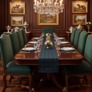 Op de afbeelding: Een formele eetkamer met een grote houten tafel gedekt voor een maaltijd. Groene gestoffeerde stoelen omringen de tafel, die is versierd met een geruite loper, couverts en bloemstukken. Kunstwerken van paarden hangen aan de met hout beklede muren.