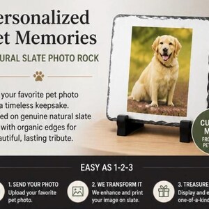 Może przedstawiać: Kwadratowa fotopłyta z naturalnego łupka z nadrukowanym zdjęciem psa rasy golden retriever. Łupek ma surowe, organiczne krawędzie i jest umieszczony na czarnej plastikowej podstawce. Tekst na płycie zawiera napis Personalized Pet Memories.