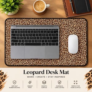 Könnte beinhalten: Eine rechteckige Schreibtischunterlage mit einem braun-schwarzen Leopardenmuster. Ein silberner Laptop mit schwarzer Tastatur und eine weiße Computermaus liegen auf der Unterlage. Die Matte hat einen schwarzen Rand und eine glatte Oberfläche.
