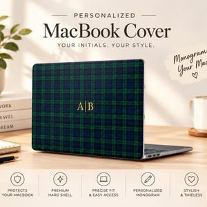 Könnte beinhalten: Eine personalisierte MacBook-Hülle mit einem dunkelgrünen und marineblauen Karomuster und den goldenen Initialen A|B in der Mitte. Der Text lautet Personalized MacBook Cover, Your Initials. Your Style. und Monogram Your Mac.