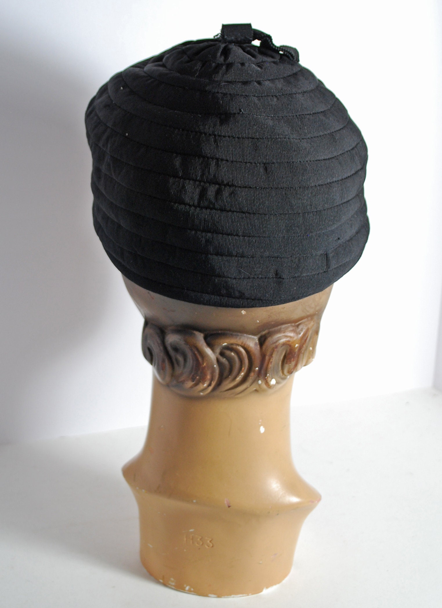 Vintage Cloche-Style Hat & Matching Grosgrain Ribbon Band Vintage Light Straw Cloche Hat With Feathers, Grosgrain  main image 2
