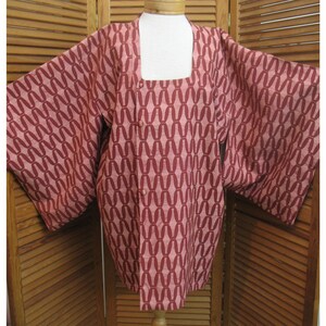 Kimono japonés Haori vintage con diseño gráfico en rosa y cinabrio, confeccionado en seda.