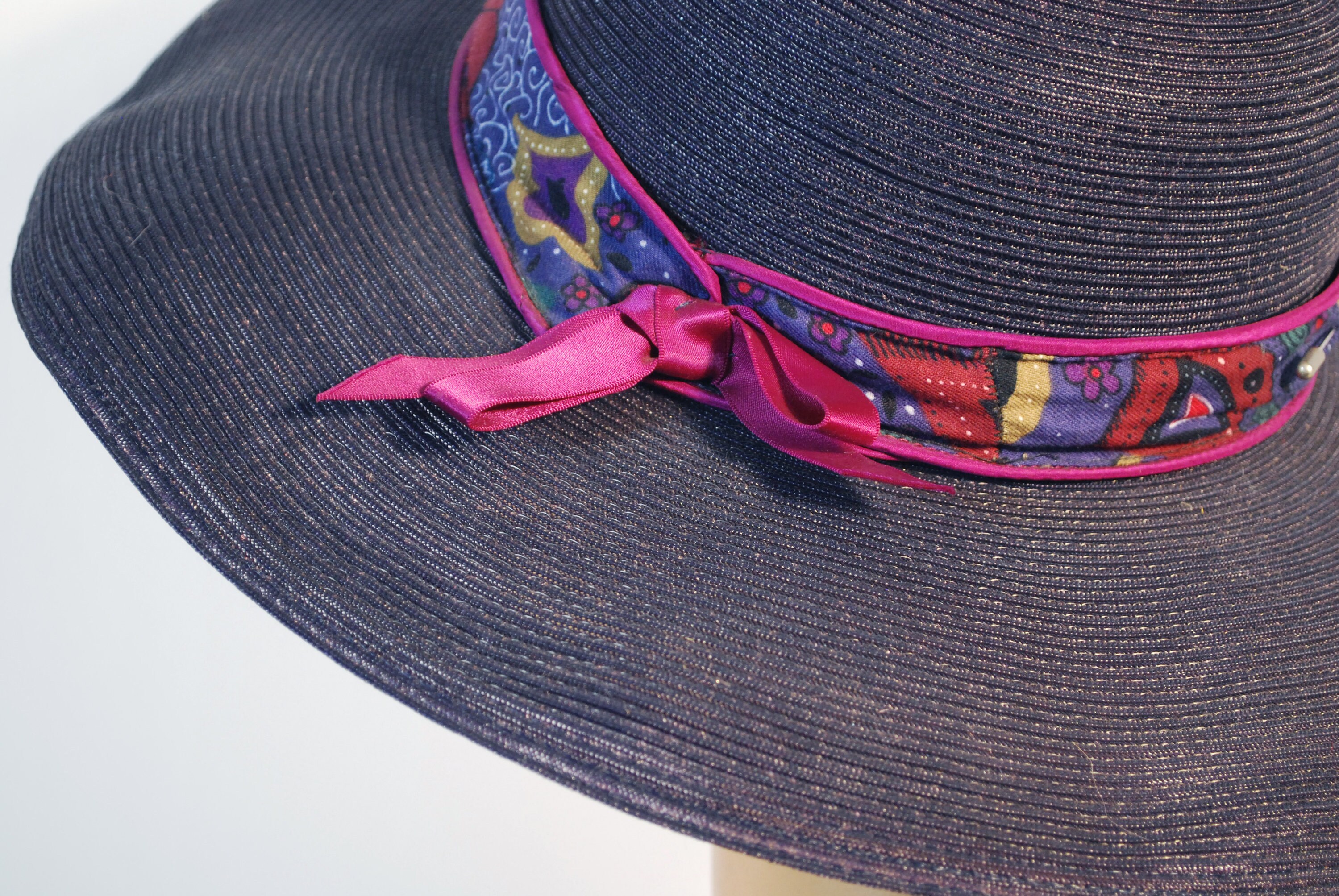 Vintage Navy Straw Wide Brim Hat With Floral Band & Swan Pin  display picture 2