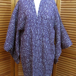 Puede incluir: Un kimono de manga larga con un estampado morado y blanco. El kimono est&aacute; hecho de una tela suave y ligera y tiene un corte holgado.