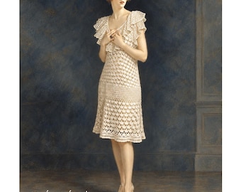 Könnte beinhalten: Ein knielanges, cremefarbenes Häkelkleid mit einem zarten Lochmuster, gerüschten Flügelärmeln und einem figurbetonten Oberteil, das in einen leicht ausgestellten Rock übergeht. Der Text AI~imagined ist unten links im Bild zu sehen.