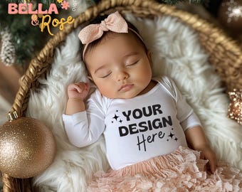 Kinder Weihnachtsmodell, weißer Bodysuit Mockup, Kaninchenfelle 4411 Mockup, Säugling Bodysuit Mockup, Latein Baby Mockup, Baby Bodysuit Mockup.