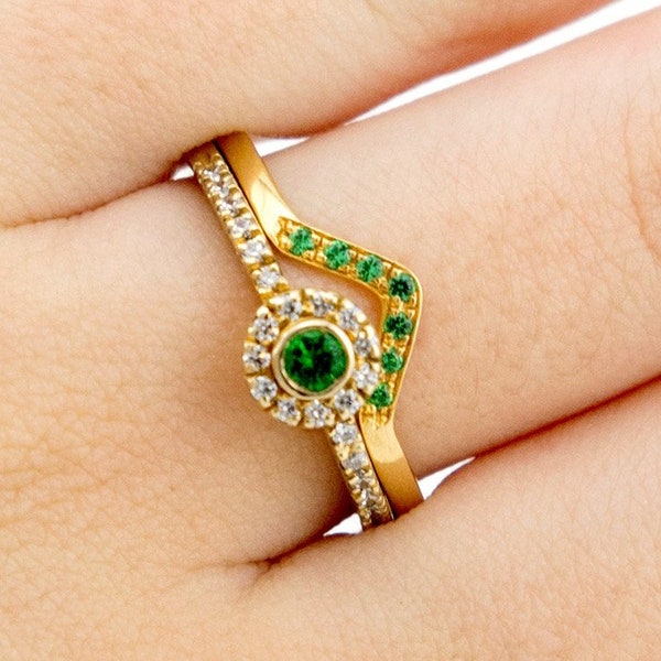 Emerald Bridal Rings Set, Chevron Wedding Band & Halo Pave Diamond Engagement Ring, 14K/ 18K Solid Gold Art Deco Wedding Rings Set.