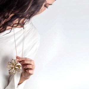 Set gouden ketting met bloemhanger en hangoorbellen afbeelding 5