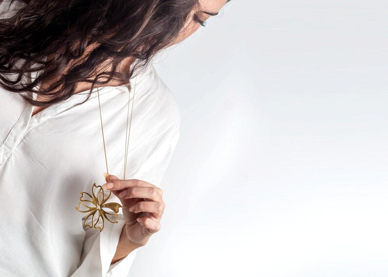 Set gouden ketting met bloemhanger en hangoorbellen afbeelding 5