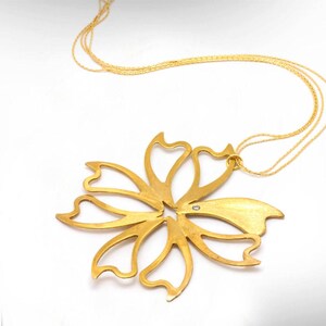Set gouden ketting met bloemhanger en hangoorbellen afbeelding 2