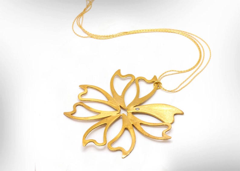 Set gouden ketting met bloemhanger en hangoorbellen afbeelding 2