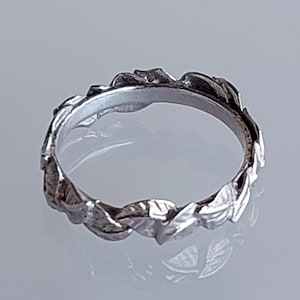 14k White Gold Leaf Men&#39;s Wedding Band: Nature Inspired Ring