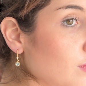 14k Solid Gold Tiny Dangle Oorbellen, Blue Topaz December Birthstone Drop Oorbellen voor haar.