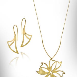 Set gouden ketting met bloemhanger en hangoorbellen afbeelding 1