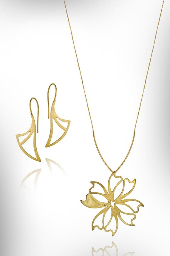 Gold Flower Pendant Necklace and Dangle Earrings Set