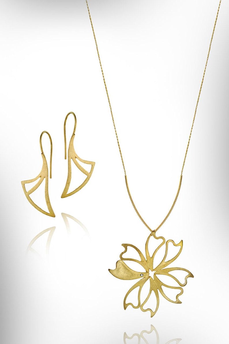 Set gouden ketting met bloemhanger en hangoorbellen afbeelding 1