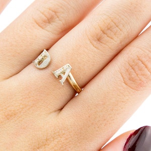 Dainty Anillo Perdonalizado Mujeres, Anillo de Letras Iniciales de Oro, Anillo de Piedras Preciosas con Incrustaciones de 2 Letras de Plata. Anillo de piedras de nacimiento personalizado para ella.