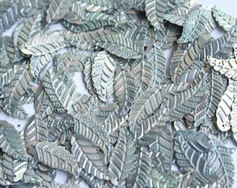 25 Metallic leaf shape sequins / KBIS219