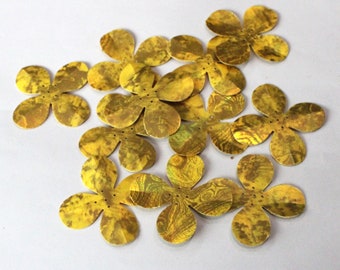 Cor amarelo limão, efeito arco-íris, texturizado, levemente côncavo, lantejoulas grandes em formato de flor, tamanho 47 mm, 100 unidades, código PSBF746