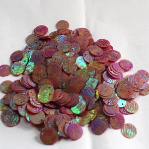 Regenboogroze kleur, ronde vorm pailletten, lijnentextuur, maat 10 mm, 5 gram (ongeveer 150 stuks), code: KRS654