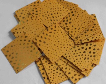 Lantejoulas quadradas na cor mostarda para artesanato, brilhantes, com acabamento granulado, tamanho 40 mm, 10 gramas (aproximadamente 12 peças). Código: PSS626