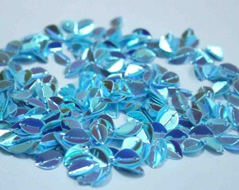 100 lantejoulas em formato de folha na cor azul metálico /KBIS199