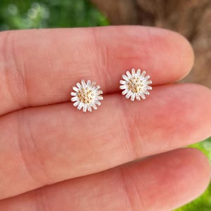 orecchini margherite a perno in argento 925 , orecchini piccoli floreali, orecchini eleganti con fiore, orecchini margherita mini
