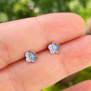 fiori azzurri in argento 925, mini orecchini in argento sterling, fiore non ti scordar di me blu, orecchini a perno, fiori colorati e carini