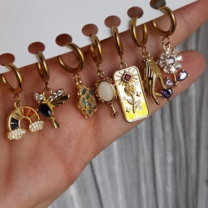 mono orecchini hoops con ciondolo, Margherita, dente di leone, arcobaleno, fiori, orecchini in acciaio con charm floreali